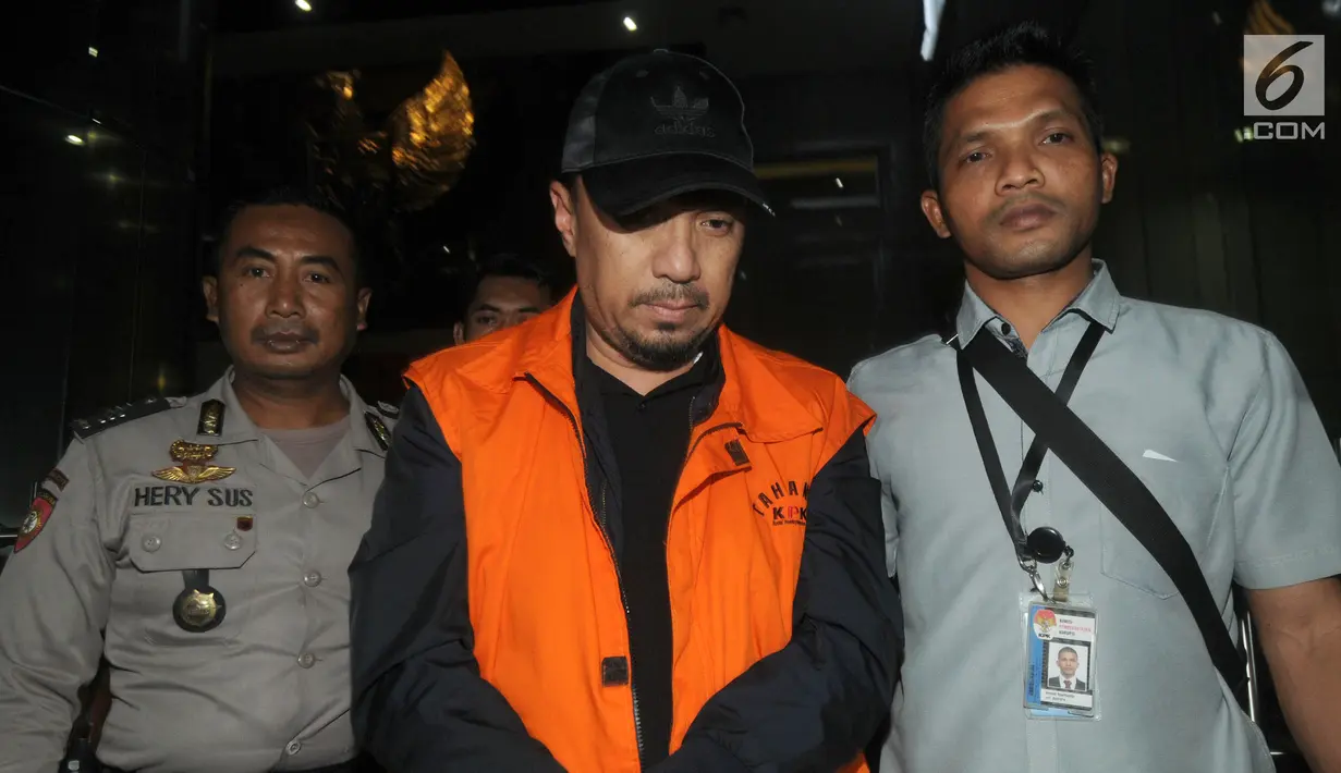 Kabid Pengembangan Jalan dan PPK di Dinas PUPR Kabupaten Muara Enim, Elfin Muhtar usai menjalani pemeriksaan di Gedung KPK, Jakarta, Selasa (3/9/2019). Elfin diduga melanggar Pasal 12 huruf a atau huruf b atau Pasal 13 UU Nomor 31 Tahun 1999 tentang pemberantasan tipikor. (merdeka.com/Dwi Narwoko)