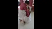 Video perkelahian dua siswi SMA di Gorontalo viral di media sosial. Ironis, teman-teman yang menyaksikan aksi saling jambak mereka tidak ada yang berusaha melerai. (Liputan6.com/Aldiansyah Mochammad Fachrurrozy)