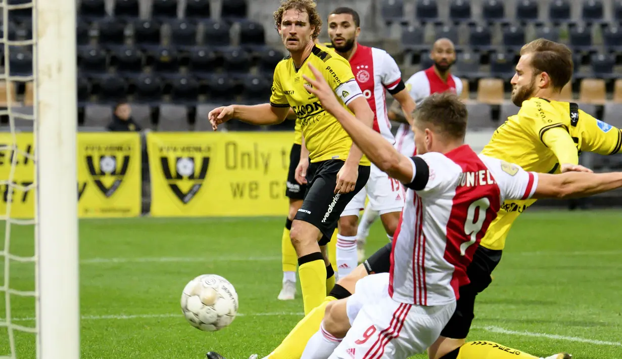Striker Ajax Amsterdam, Klaas Jan Huntelaar, mencetak gol ke gawang VVV-Venlo pada laga Eredivisie di Stadion De Koel, Minggu (25/10/2020). Ajax Amsterdam menang dengan skor 13-0. (AFP/Olaf Kraak)