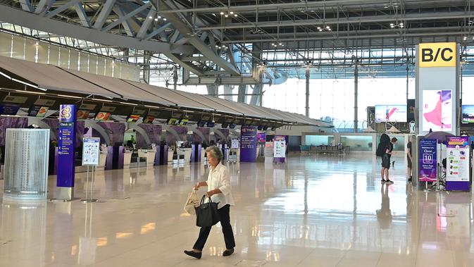 Pandangan umum ruang keberangkatan yang hampir kosong karena jumlah pengunjung menurun drastis di Bandara Suvarnabhumi di Bangkok, Rabu (11/3/2020). Di Thailand sendiri lebih dari 50 orang terinfeksi virus corona COVID-19 yang telah menggemparkan seluruh dunia. (Mladen ANTONOV/AFP)