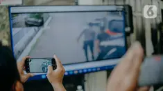 Jurnalis mengambil gambar layar yang menampilkan  video rekaman CCTV di komplek Polri Duren Tiga saat berlangsungnya sidang lanjutan kasus pembunuhan berencana terhadap Brigadir Nopriansyah Yosua Hutabarat atau Brigadir J dengan terdakawa Ferdy Sambo dan Putri Candrawathi di PN Jakarta, Selasa (29/11/2022). Ferdy Sambo serta Putri Candrawathi menghadiri sidang dengan agenda pemeriksaan saksi tersebut. (Liputan6.com/Faizal Fanani)