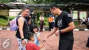 Bakal calon gubernur DKI Jakarta, Agus Harimurti Yudhoyono (kanan) menyalami anak-anak saat berolahraga di Area Kebun Binatang Ragunan Jakarta, Minggu (9/10). Selain olahraga, AHY juga melakukan  sosialisasi. (Liputan6.com/Helmi Fithriansyah)