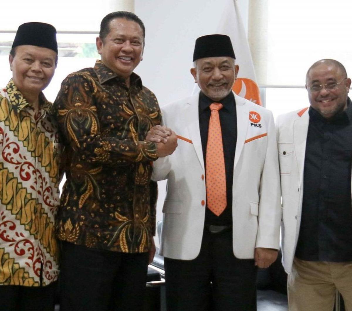 Ketua MPR Bambang Soesatyo (kedua kiri) didampingi Wakil Ketua M Hidayat Nur Wahid (kiri) berjabat tangan dengan Presiden PKS Ahmad Syaikhu (kedua kanan) dan Sekjen Aboe Bakar Alhabsyi (kanan) saat kunjungan kebangsaan di Kantor DPP PKS, Jakarta, Senin (8