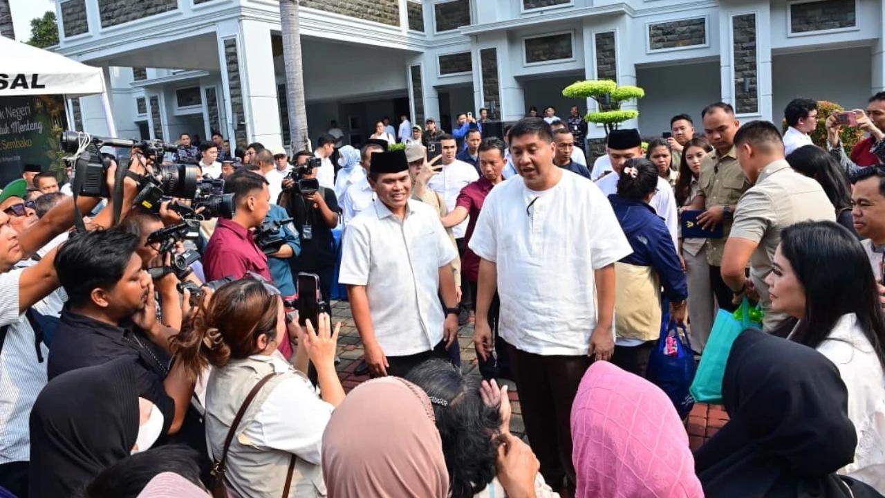 TNI AL dan Kementerian PKP Salurkan Sembako Untuk Warga Menteng Tenggulun