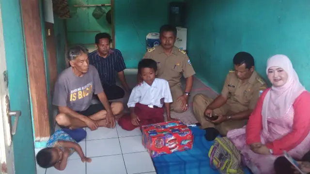 Fadil, Bocah Penjual Kerupuk di Garut, Kembali Bersekolah