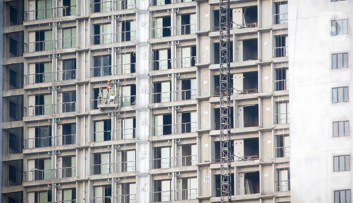 Pekerja menyelesaikan proyek pembangunan apartemen di kawasan Tangerang Selatan, Rabu (25/11/2020). Ekspektasi investor untuk berinvestasi di apartemen berkurang disebabkan turunnya harga sewa apartemen dan stagnansi harga jual. (Liputan6.com/Angga Yuniar)