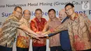 Jajaran Direksi China Nonferrous Metals Mining (Group) usai Laporan Pembangunan Berkelanjutan 2018 di Jakarta, Selasa (26/11/2019). CNMC merupakan produsen tantalum terbesar di Tiongkok dan terbesar kedua di dunia dengan total produksi 1,67 juta ton per tahun. (Liputan6.com/Fery Pradolo)