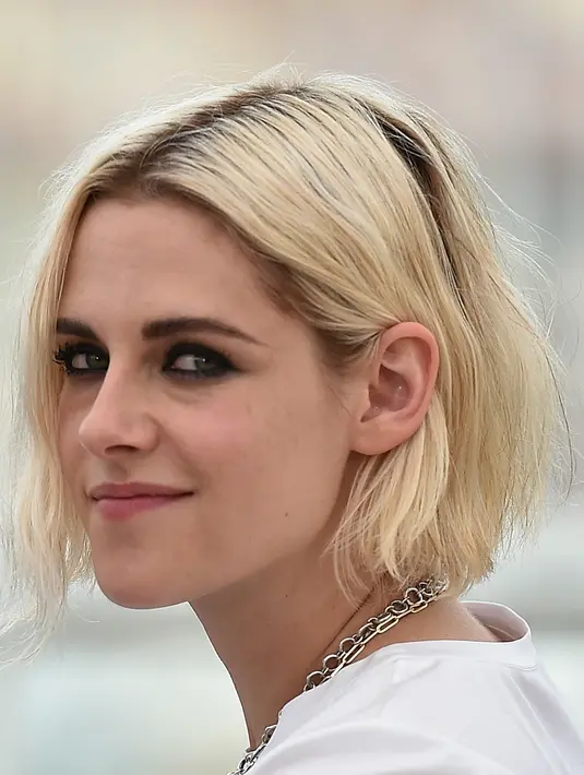 "Aku tak pernah berfikir untuk mengubah jati diriku pada rambut coklat yang menemaniku selama 10 tahun. Baiklah aku sudah mengubahnya menjadi pirang, bagaimana pendapat kalian," ungkap Kristen. (AFP/Bintang.com)