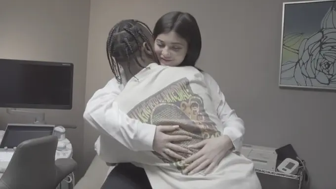 [Bintang] Kylie Jenner - Travis Scott