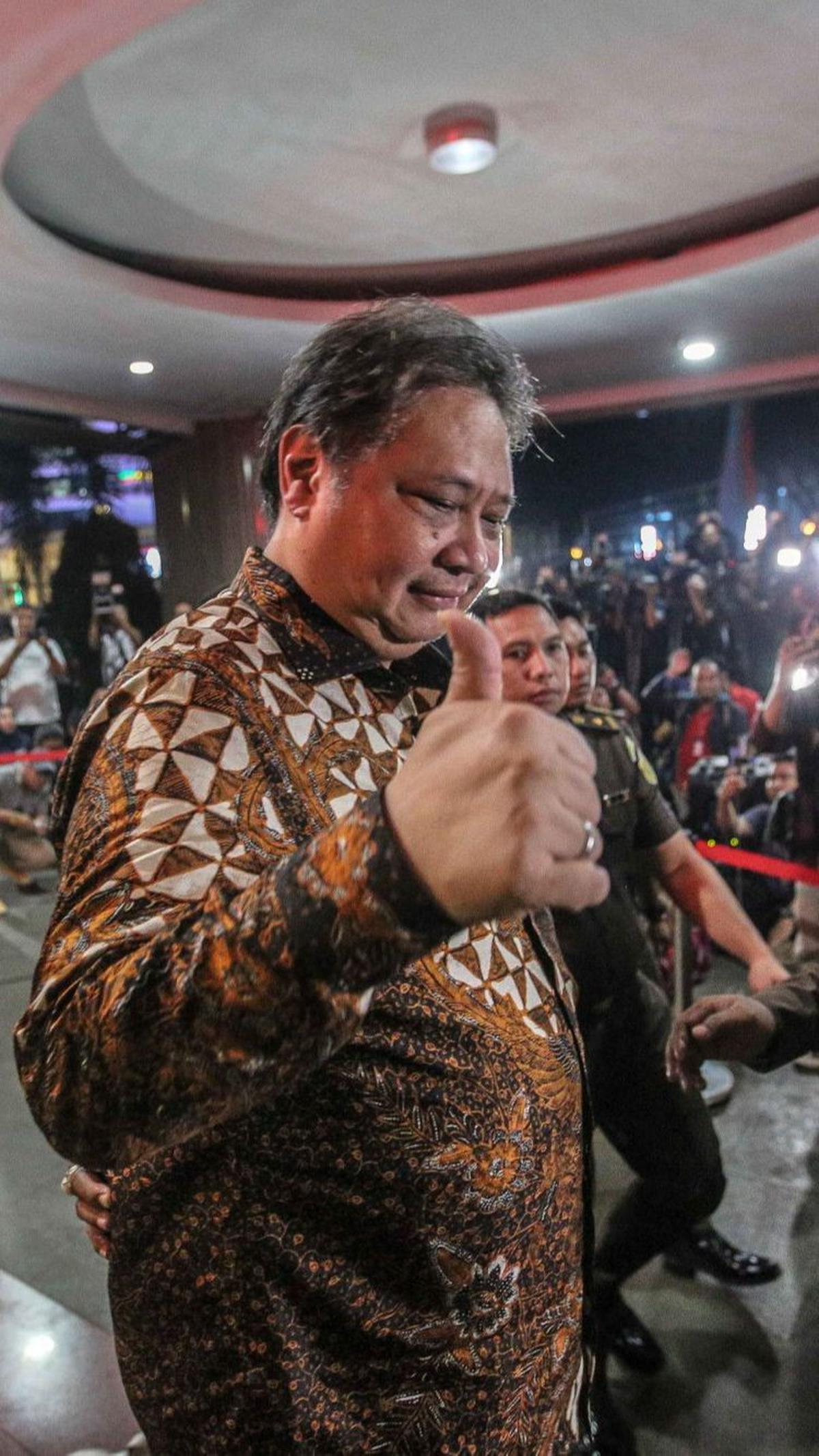 Menko Perekonomian Airlangga Hartarto juga tampak sempat memberikan jempol usai menjalani pemeriksaan di Gedung Bundar, Kejaksaan Agung, Jakarta, Senin (24/7/2023). ( Liputan6.com/Faizal Fanani )