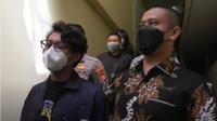 Ardhito Pramono dibawa polisi ke Rumah Sakit Ketergantungan Obat (RSKO) /YouTube: KH Infotainment)
