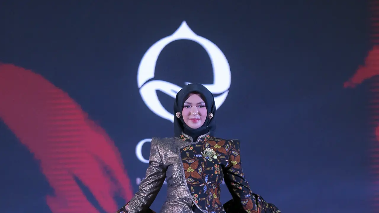 Zahra Yolanda Tampil Anggun dan Cantik dengan Busana Batik Pulau Taliabu