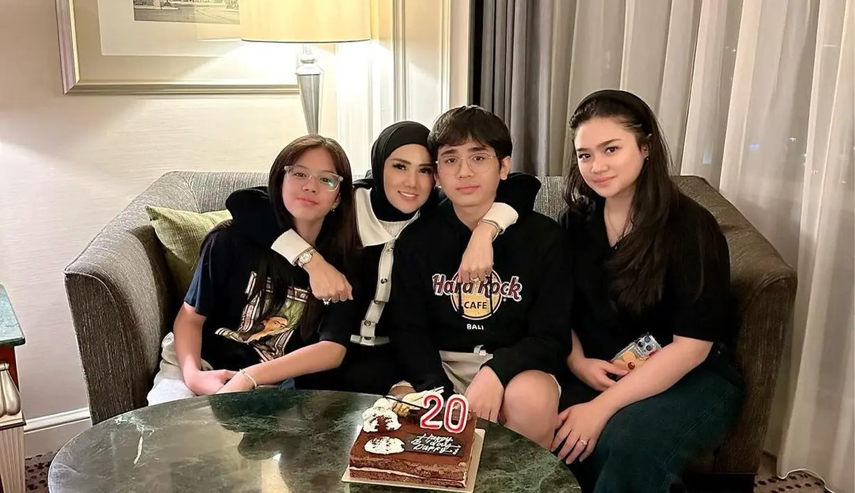 "Semoga Allah selalu menjaga, memberikan kemudahan dalam setiap ikhtiar dan cita-citanya ya sayang. Sehingga kamu bisa merangkai kehidupan yang sukses di dunia dan di akhirat. Aamiin ya Allah ya Mujib," lanjutnya. [Instagram/mulanjameela1]