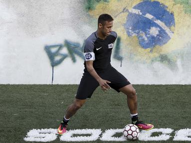 Neymar saat mengontrol bola pada laga sepak bola mini yang merupakan bagian dari  Neymar Junior Institute project di  Praia Grande, Sao Paulo, Brasil, (9/7/2016). (AFP/Miguel Schincariol)