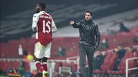 Pelatih Arsenal, Mikel Arteta (kanan) menginstruksikan pemainnya saat bertanding melawan Molde pada pertandingan grup B Liga Europa di Emirates Stadium di London (5/11/2020). Arsenal menang telak atas Molde 4-1. (AFP/Glyn Kirk)