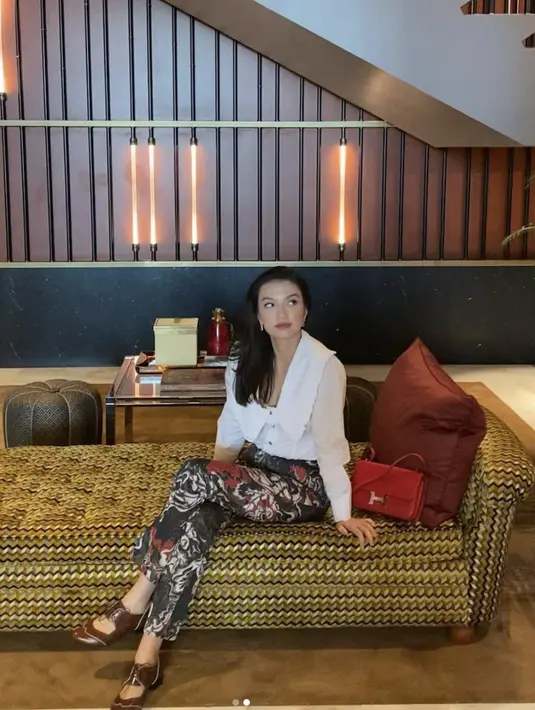 Mengenakan kemeja dengan aksen kerah sailor berpadu dengan celana motif print, memberikan kesan yang stylish tanpa effort berlebih. [Foto: Instagram, Raline Shah]