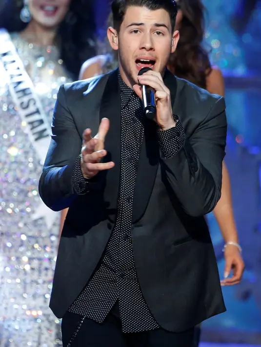 "Aku tidak bisa bilang jika aku seperti itu atau tidak, tetapi jika kamu menonton penampilanku, Aku menjadi gay di Kingdom, jika kamu menonton serial itu kamu akan melihatnya lebih dari itu," ujar Nick Jonas. (Bintang/EPA)