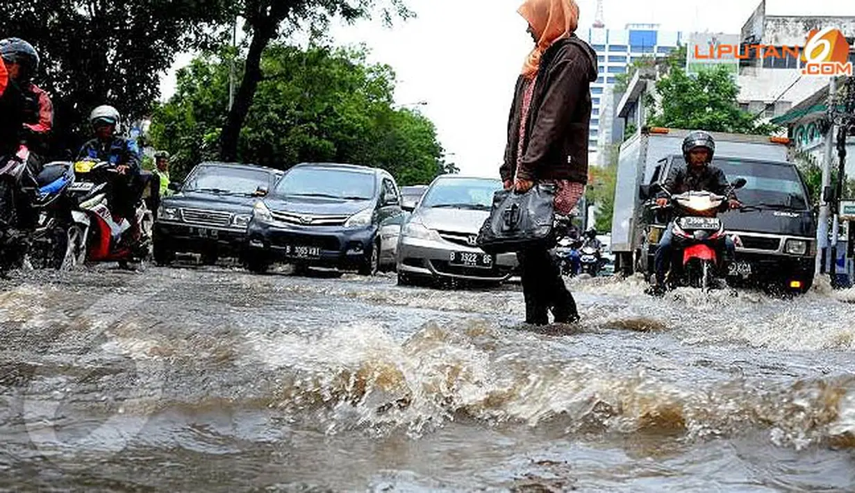 Genangan air yang mencapai ketinggian 30 cm menyebabkan kemacetan di Jl. Gajah Mada (Liputan6.com/Faisal R Syam).