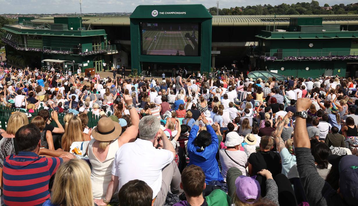Ribuan penonton tengah serius menonton lewat layar besar laga Andy Murray melawan Milos Raonic pada final tunggal putra  Wimbledon Championships 2016 di The All England Lawn Tennis Club,  Wimbledon, London, (10/7/2016).  (AFP/Justin Tallis)
