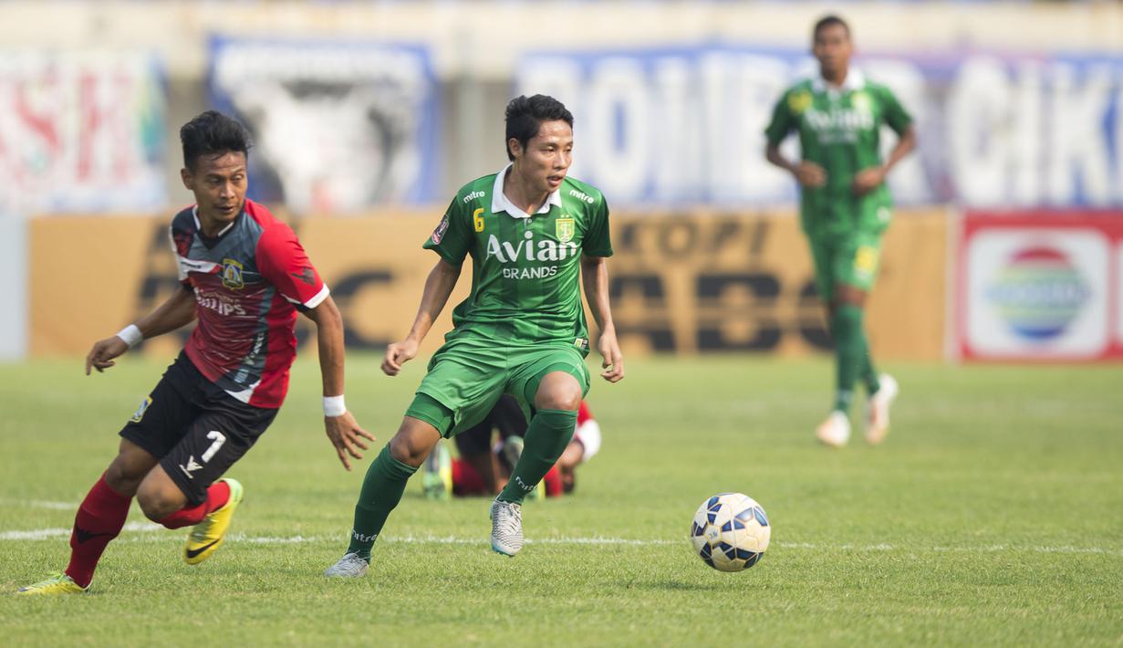 Aksi pemain Persebaya United, Evan Dimas Darmono, dalam lanjutan Piala Presiden 2015 di Stadion Si Jalak Harupat, Bandung. Kamis (10/9/2015). (Bola.com/Vitalis Yogi Trisna)