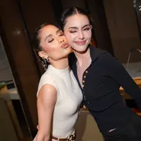 Cinta Laura saat berfoto bersama Davika Artis Asal Thailand saat di Indonesia. [@claurakiehl]