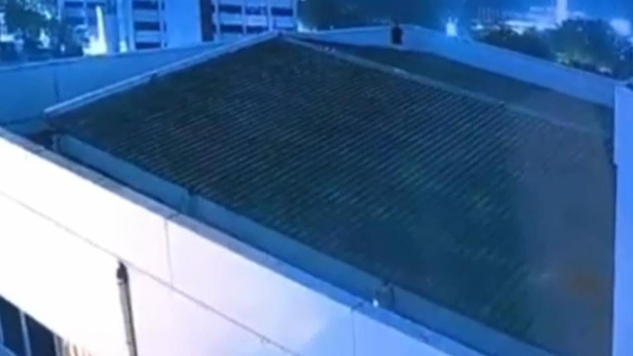 Rekaman CCTV diplomat muda ADP di atas gedung kemenlu