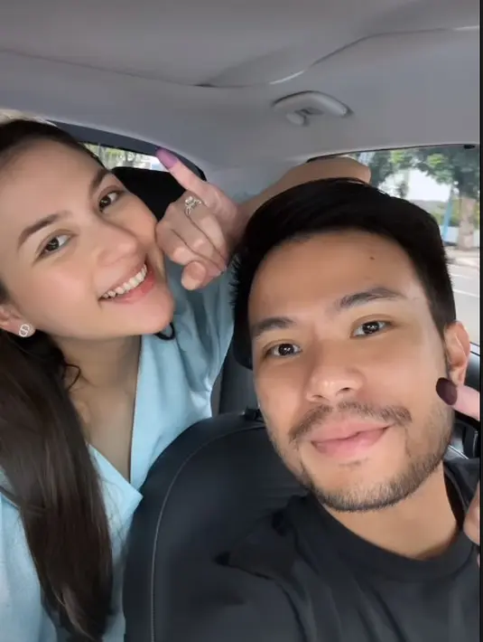 Pertama kali nyoblos sebagai pasutri, Jessica Mila dan Yakup Hasibuan kenakan busana kasual di TPS. Jessica Mila kenakan dress light blue dan Yakup hanya kenakan t-shirt hitam dan celana panjang [@jscmila]