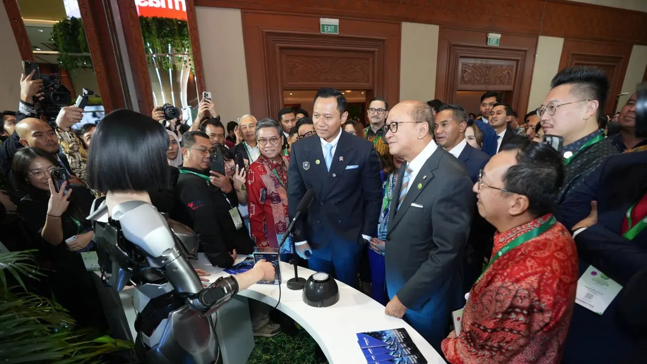 Menteri ATR/BPN Agus Harimurti Yudhoyono dan Menteri Investasi Rosan Roeslani berinteraksi dengan robot humanoid Xiao Qi