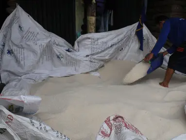 Pedagang beras sedang memasukan beras kedalam karung di Pasar Induk Cipinang, Jakarta, Senin (2/10/2023). (merdeka.com/Imam Buhori)