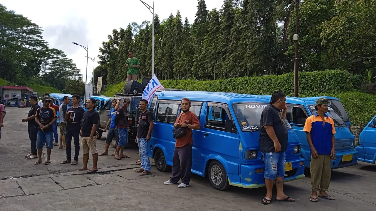 Sopir Angkot Demo di Jalan Pelabuhan 2 Sukabumi (Fira Syahrin)