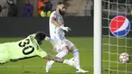 Penyerang Real Madrid Karim Benzema berusaha mencetak gol ke gawang Sheriff Tiraspol dalam laga matchday 5 fase grup Liga Champions 2021/22 di Bolshaya Sportivnaya Arena, Kamis (25/11/2021) dini hari WIB. Real Madrid sukses menghajar Sheriff Tiraspol dengan skor 3-0. (AP Photo/Sergei Grits)