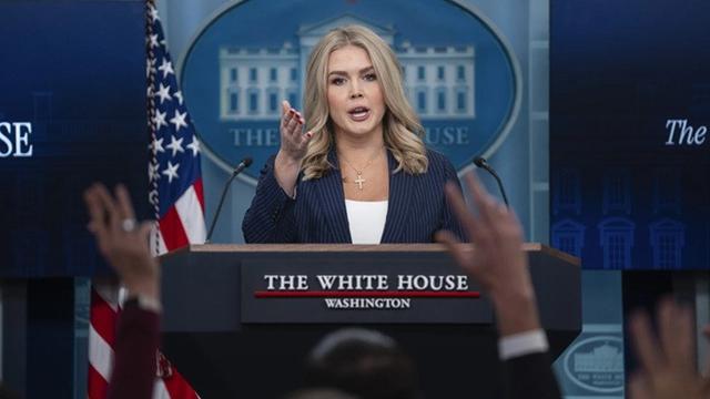 Sekretaris pers Gedung Putih Karoline Leavitt dalam pengarahan pers pada Rabu (12/2/2025).