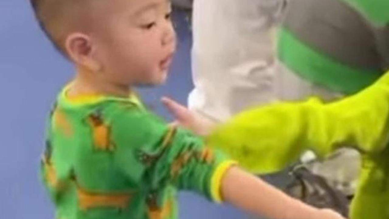 "Ade, Ade sini aja sama Aa," kata Rafathar.