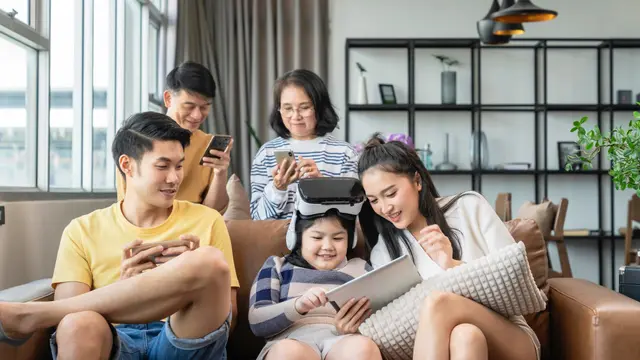 Kenapa Liburan Justru Sering Tetap Sibuk dengan Gadget?