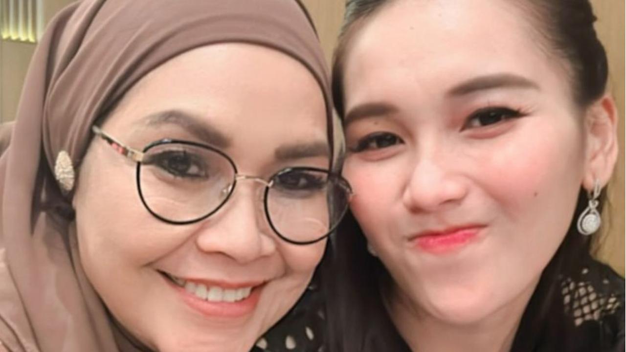 Tulis Doa Agar Selalu Menemani, Umi Kulsum Pamerkan 6 Potret Kebersamaan dengan Ayu Ting Ting