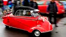 Sebuah Messerschmitt KR200 melintas di area pameran mobil antik ke-3 di Bucharest, Rumania (12/4/2014) (REUTERS/Radu Sigheti)