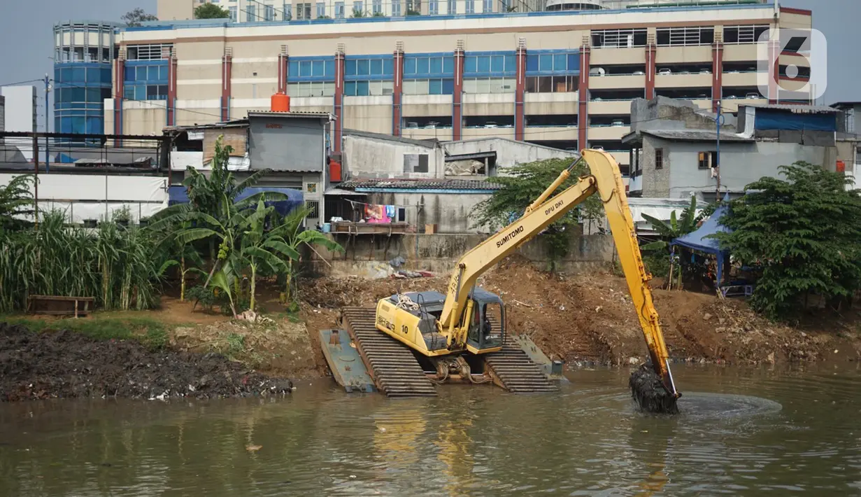 Alat berat mengeruk sampah bercampur lumpur di aliran Banjir Kanal Barat, Jakarta, Rabu (14/10/2020). Pengerukan serta pembersihan waduk, sungai, dan saluran air dari lumpur juga sampah untuk mencegah pendangkalan serta mengantisipasi banjir saat musim hujan. (Liputan6.com/Immanuel Antonius)