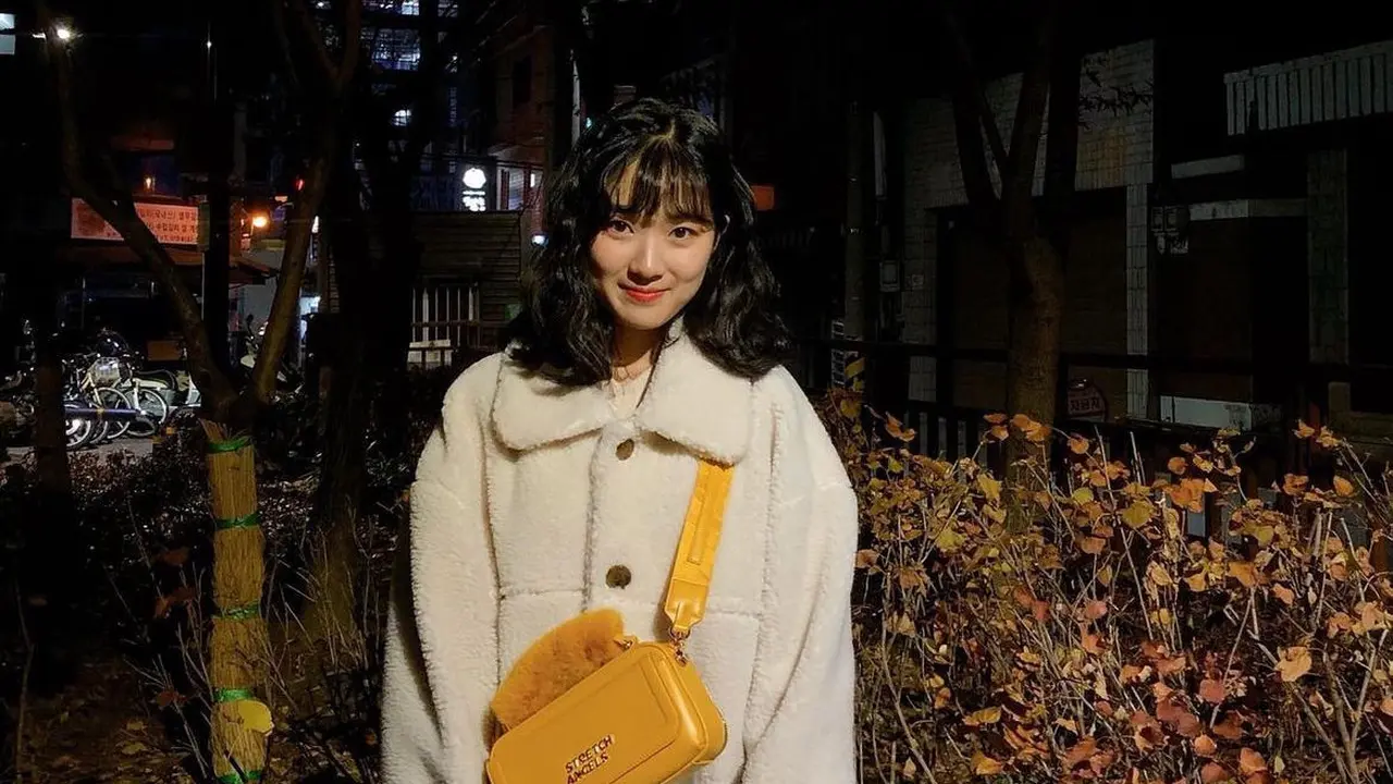 Kim Hye Yoon dengan gaya rambut curly