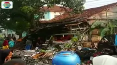 Sebuah truk tronton menabrak kerumunan orang serta sejumlah kendaraan dan menewaskan 12 orang tewas.