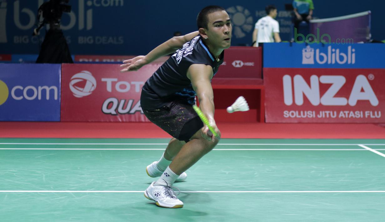 Khosit Phetpradab  mencoba mengembalikan kok ke arah Tommy Sugiarto pada babak pertama Indonesia Open 2018 di Istora Senayan, Jakarta, (4/6/2018). Tommy menang 20-22 21-10 21-16.  (Bola.com/Nick Hanoatubun)