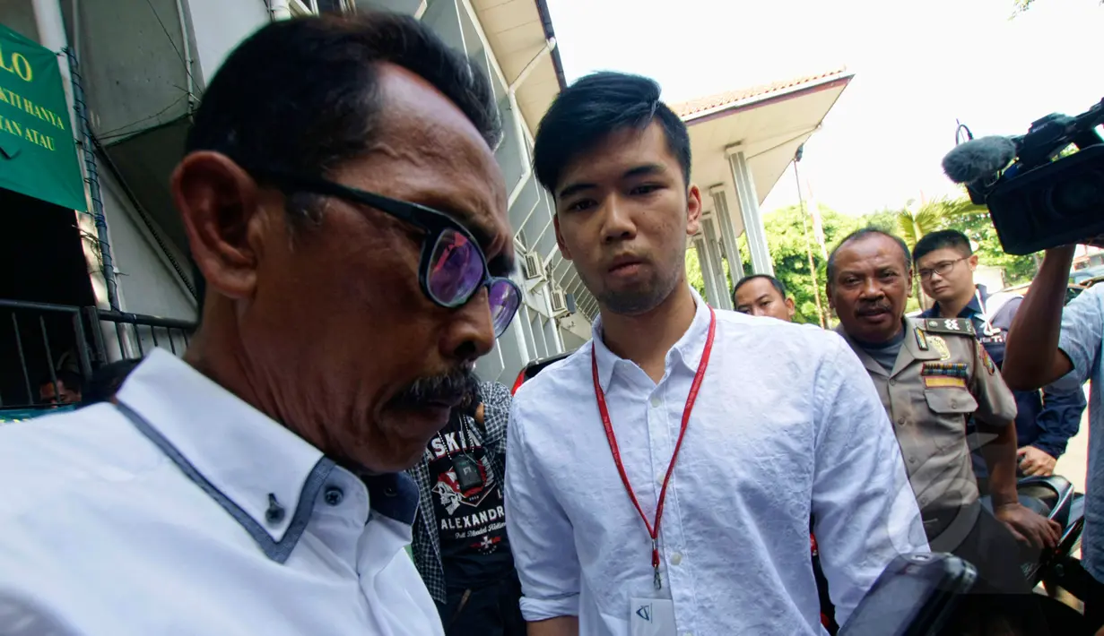 Tersangka, Christopher Daniel saat berada dihalaman untuk menjalani sidang di PN Jakarta Selatan, Senin (25/5/2015). Christopher didampingi kuasa hukumnya bungkam saat ditanya wartawan mengenai kasusnya. (Liputan6.com/Yoppy Renato)