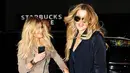 Lihat deh betapa Kylie Jenner terlihat sangat menyayangi Khloe Kardashian! (HollywoodLife)
