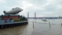 Patung Ikan Belida menjadi salah satu ikon Kota Palembang di tepian Sungai Musi Plasa Benteng Kuto Besak (BKB) Palembang (Liputan6.com / Nefri Inge)