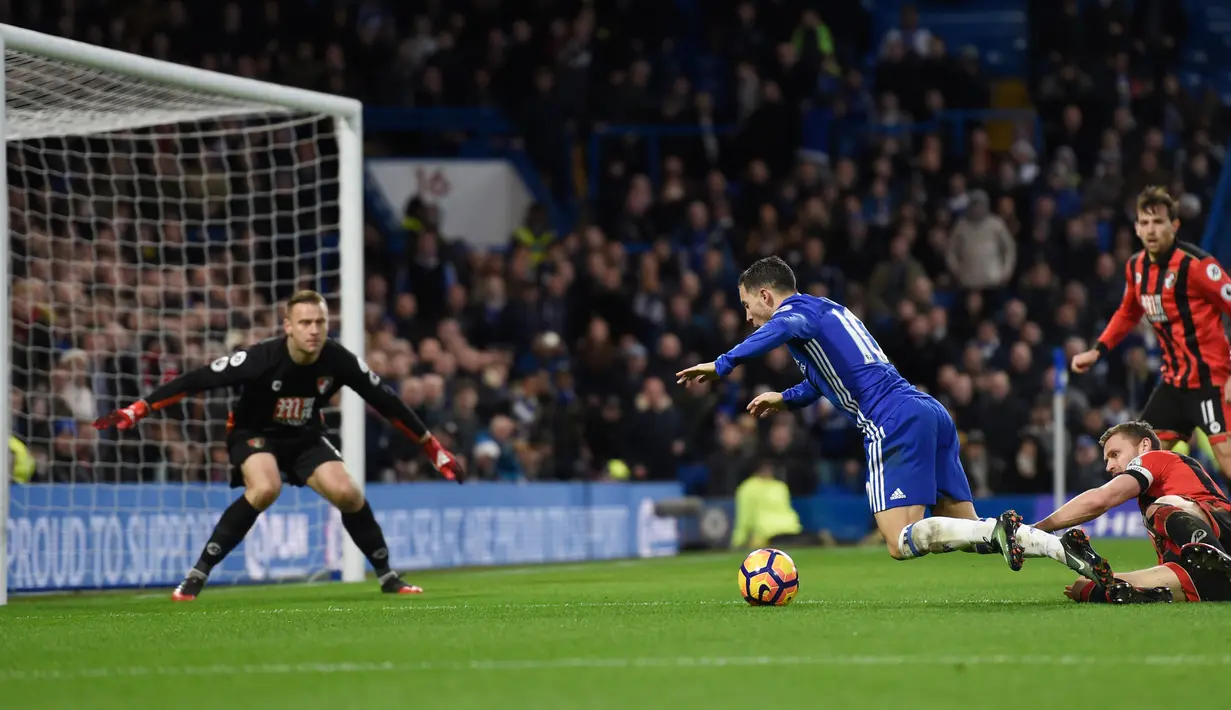 Gelandang Chelsea, Eden Hazard terjatuh saat dilanggar bek Bournemouth, Simon Francis pada pertandingan Liga Inggris di Stamford Bridge, London, (26/12). Chelsea menang atas Bournemouth dengan skro 3-0. (Reuters/Tony O'Brien)