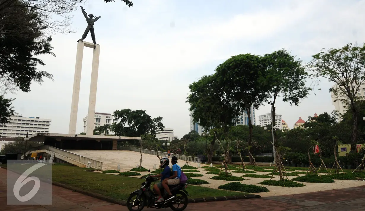 Pesepeda motor melintas di sisi Monumen Pembebasan Irian Barat di Kawasan Lapangan Banteng, Jakarta, Senin (29/8). Pemprov DKI Jakarta berencana melakukan desain ulang Lapangan Banteng. (Liputan6.com/Helmi Fithriansyah)