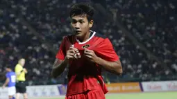 Selebrasi striker Timnas Indonesia U-22, Titan Agung Fawwazi setelah mencetak gol pertama Timnas Indonesia U-22 ke gawang Kamboja pada laga keempat Grup A SEA Games 2023 di Olympic National Stadium, Phnom Penh, Kamboja, Rabu (10/5/2023). (Bola.com/Abdul Aziz)