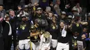 Para pebasket Golden State Warriors merayakan kemenangan atas Cleveland Cavaliers pada final NBA di Quicken Loans Arena, Ohio, Jumat (8/6/2018). Warriors juara setelah menang 4-0 atas Cavaliers. (AFP/Carlos Osorio)