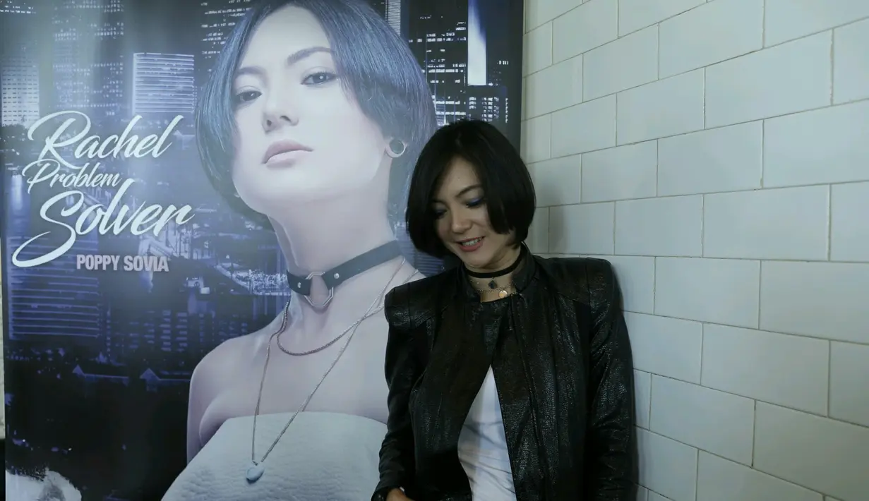 Aktris yang juga penyiar radio, Poppy Sovia mengaku menikmati kesendiriannya. Bahkan, ia enggan membuka hati untuk sementara waktu. Ia juga tidak mau ambil pusing punya pacar atau tidak. (Galih W. Satria/Bintang.com)