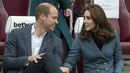 Pangeran William dan Kate Middleton dalam kunjungannya ke markas West Ham United di London Stadium, Rabu (18/10). Pasangan keluarga kerajaan Inggris itu menghadiri kelulusan 150 peserta magang olahraga di klub tersebut. (Arthur Edwards / AFP)