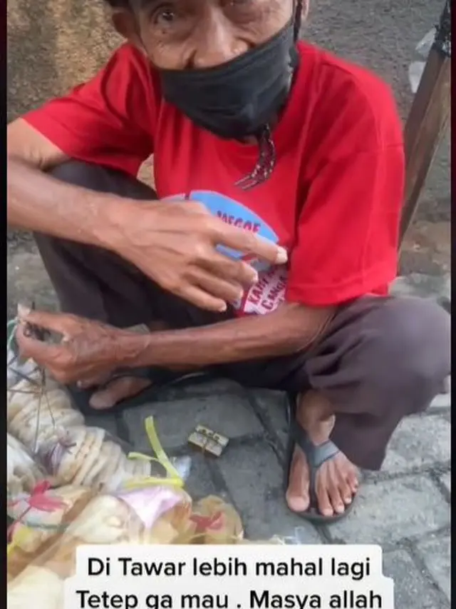 Kakek Penjual Kerupuk Menolak Dagangannya Ditawar dengan Harga Tinggi